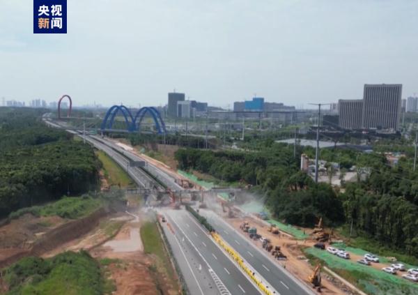 武汉绕城高速公路改扩建：14座上跨天桥今天同步拆除
