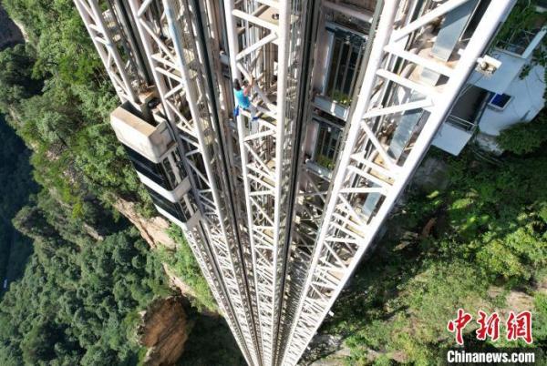 57岁法国攀岩运动员再攀张家界百龙天梯 172米用时65分钟 57岁法国攀岩运动员再攀张家界百龙天梯 172米用时65分钟