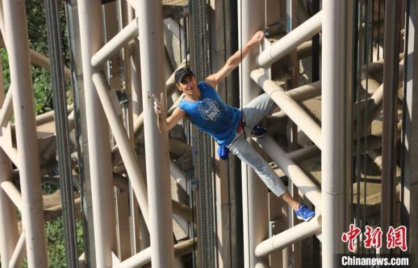 57岁法国攀岩运动员再攀张家界百龙天梯 172米用时65分钟 57岁法国攀岩运动员再攀张家界百龙天梯 172米用时65分钟