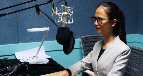 她一上台，全场同学起立鼓掌！