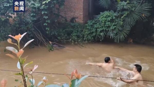 8岁男孩不慎坠河紧抓树枝呼救 众人合力将其救出