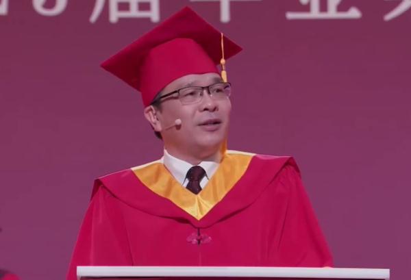 这位中传毕业生被搀扶上台发言，同学们起立鼓掌