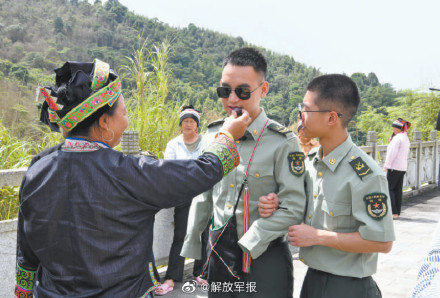 “排雷英雄战士”杜富国回第二故乡“探亲”