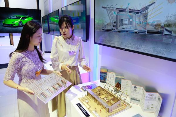 高清组图:互动感拉满 在夏季达沃斯论坛沉浸式体验科技魅力 高清组图:互动感拉满 在夏季达沃斯论坛沉浸式体验科技魅力