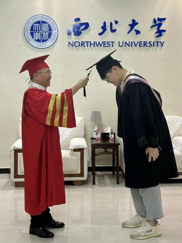 给每位毕业生拨穗！西北大学校长还和学生自拍数千次