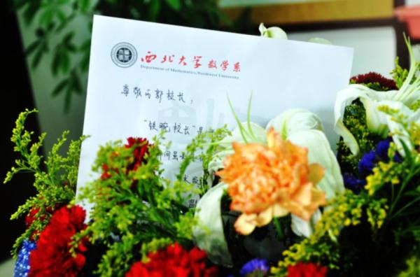 给每位毕业生拨穗!这位校长还和学生自拍数千次 给每位毕业生拨穗!这位校长还和学生自拍数千次