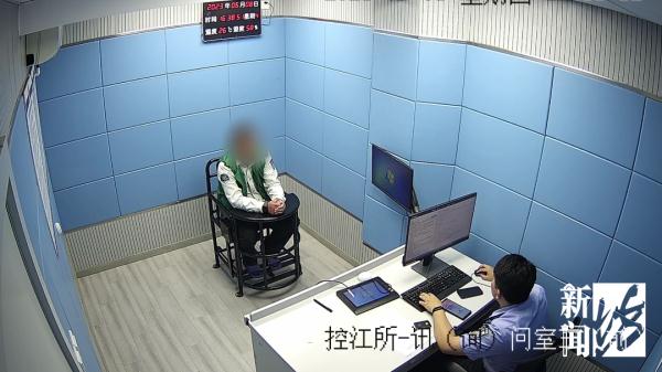 沪一保安自称落魄"富豪"，炒股失败跌落"神坛"后…当起红娘？