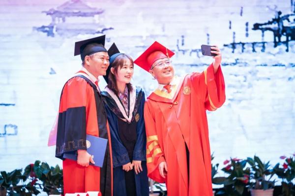 给每位毕业生拨穗!这位校长还和学生自拍数千次 给每位毕业生拨穗!这位校长还和学生自拍数千次