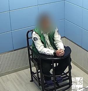 沪一保安自称落魄"富豪"，炒股失败跌落"神坛"后…当起红娘？