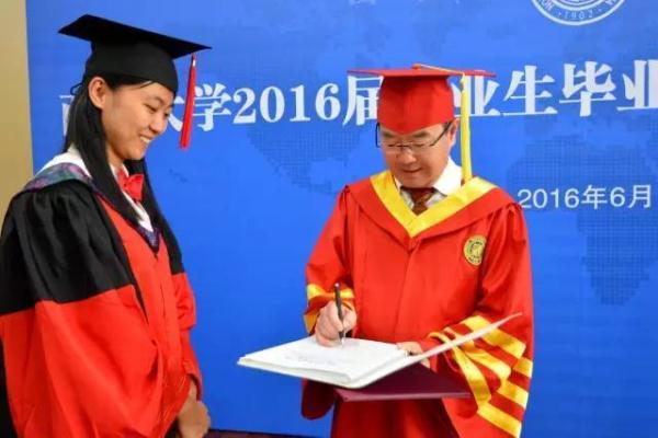 给每位毕业生拨穗!这位校长还和学生自拍数千次 给每位毕业生拨穗!这位校长还和学生自拍数千次