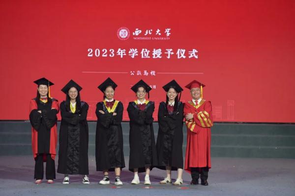 给每位毕业生拨穗！西北大学校长还和学生自拍数千次
