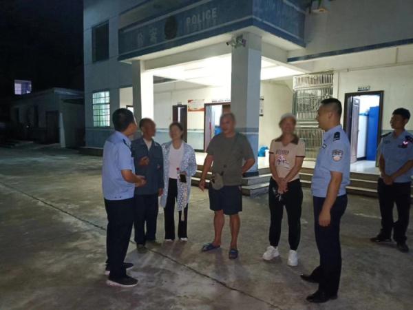 老人骑电动车横跨两省三地！还有3岁萌娃……