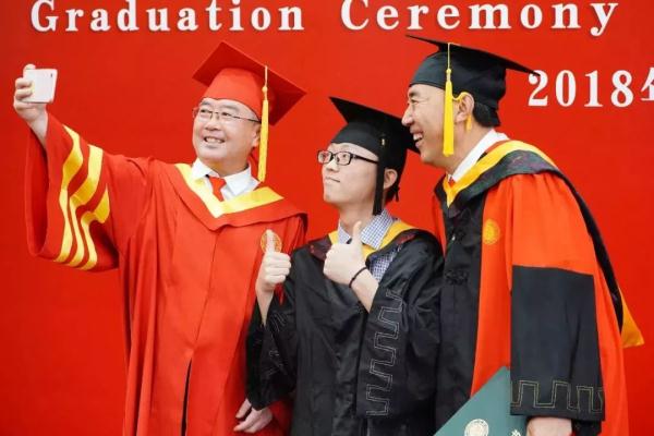 给每位毕业生拨穗！西北大学校长还和学生自拍数千次