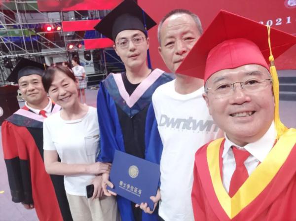 给每位毕业生拨穗!这位校长还和学生自拍数千次 给每位毕业生拨穗!这位校长还和学生自拍数千次