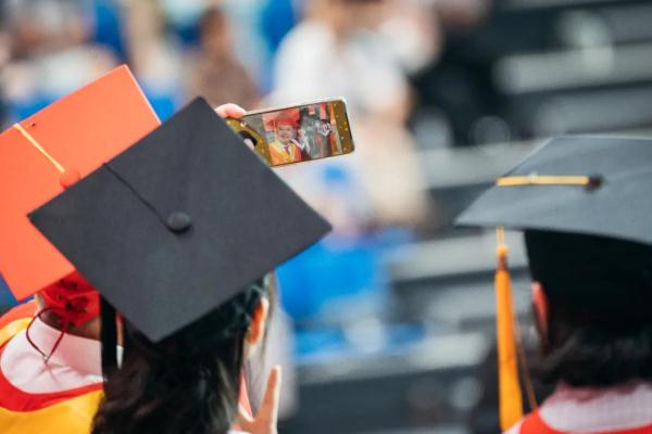 给每位毕业生拨穗！西北大学校长还和学生自拍数千次