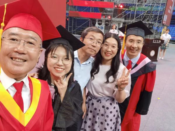 给每位毕业生拨穗！西北大学校长还和学生自拍数千次