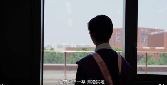 “搬砖”男孩为什么毕业回基层？大学经历公布，他说：愿做一枚炭火