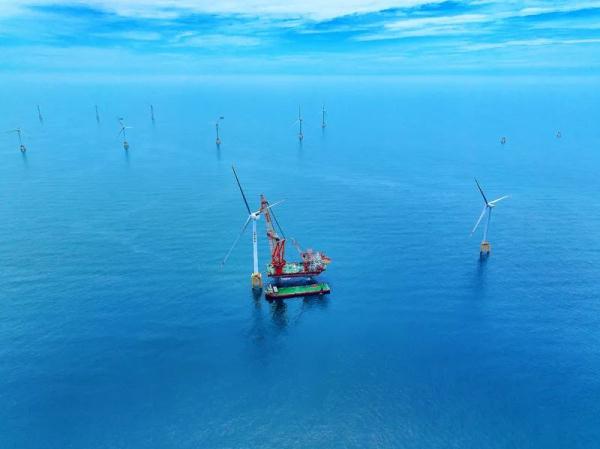 震撼！52层楼高的海上大风车成功吊装