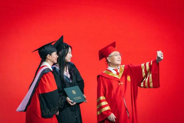 给每位毕业生拨穗！西北大学校长还和学生自拍数千次