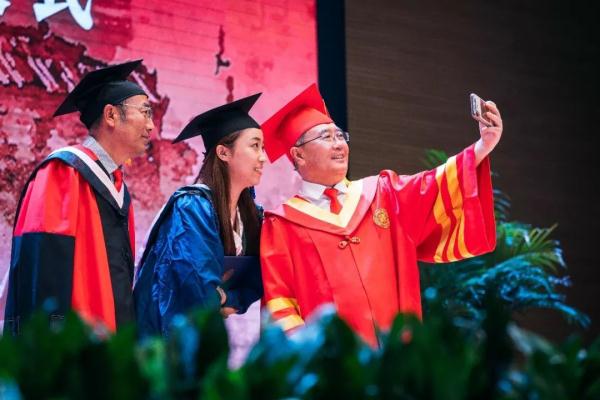 给每位毕业生拨穗!这位校长还和学生自拍数千次 给每位毕业生拨穗!这位校长还和学生自拍数千次