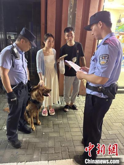 流浪金毛变身“反诈汪汪队”队长 民警:出任务都要抢“档期 ” 流浪金毛变身“反诈汪汪队”队长 民警:出任务都要抢“档期 ”