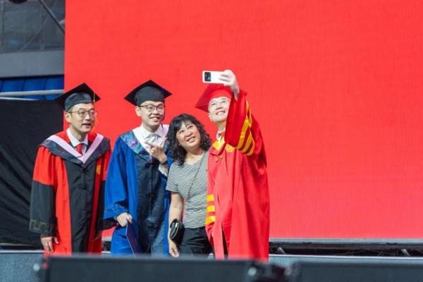 给每位毕业生拨穗!这位校长还和学生自拍数千次 给每位毕业生拨穗!这位校长还和学生自拍数千次