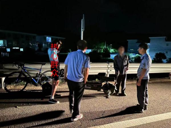 老人骑电动车横跨两省三地！还有3岁萌娃……