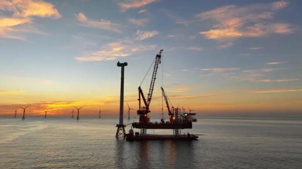 震撼！52层楼高的海上大风车成功吊装