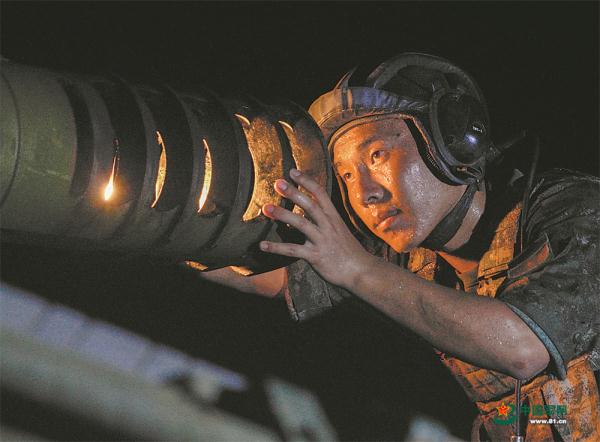 星夜出击！第74集团军某旅炮兵营开展跨昼夜实弹射击演练