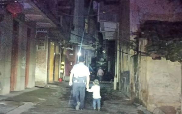 老人骑电动车横跨两省三地！还有3岁萌娃……