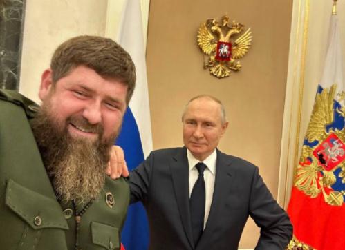 卡德罗夫晒与普京合影,称两人讨论车臣共和国社会经济形势等话题 卡德罗夫晒与普京合影,称两人讨论车臣共和国社会经济形势等话题