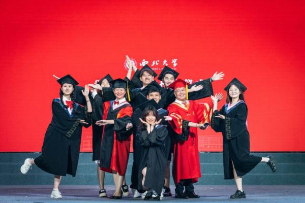 给每位毕业生拨穗!这位校长还和学生自拍数千次 给每位毕业生拨穗!这位校长还和学生自拍数千次