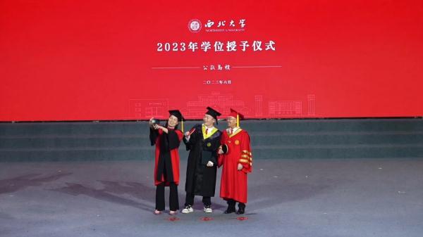 给每位毕业生拨穗！西北大学校长还和学生自拍数千次
