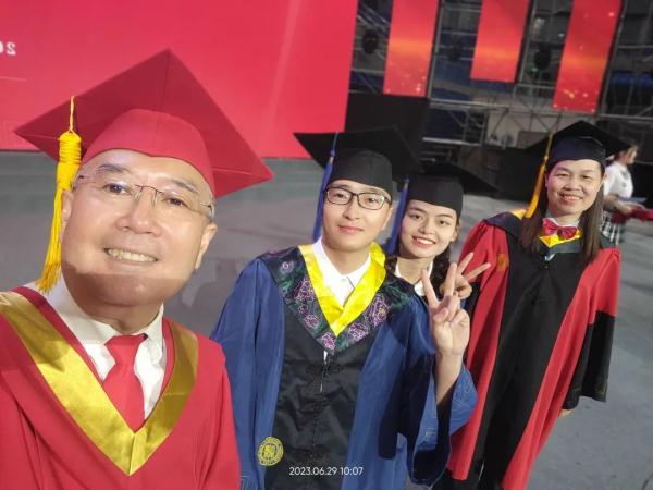 给每位毕业生拨穗！西北大学校长还和学生自拍数千次