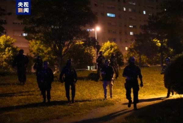 法国多地民众抗议警察射杀青少年事件 马克龙召开紧急部长会议应对