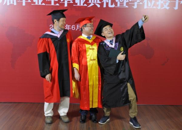 给每位毕业生拨穗!这位校长还和学生自拍数千次 给每位毕业生拨穗!这位校长还和学生自拍数千次