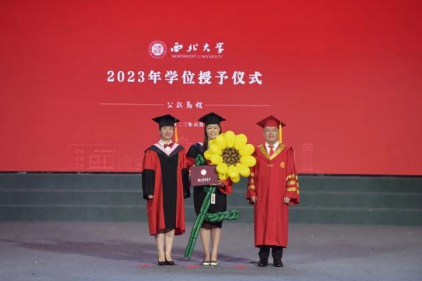 给每位毕业生拨穗!这位校长还和学生自拍数千次 给每位毕业生拨穗!这位校长还和学生自拍数千次