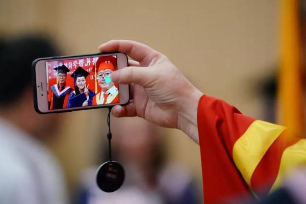 给每位毕业生拨穗！西北大学校长还和学生自拍数千次