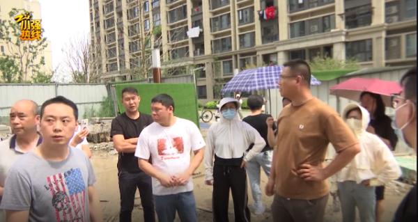 业主们怒了！满心欢喜等收房，外面泥巴路、里面没门框…住建局回应