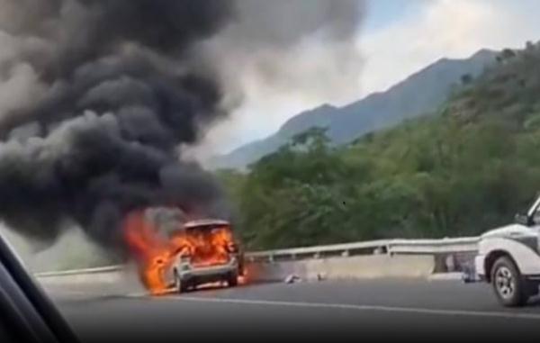 八达岭高速上火光冲天，只剩车架…北京将迎连续高温“烤”验，警惕爱车“上火”！