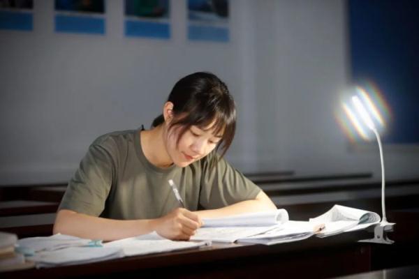 装甲驾驶特级女兵!网友:实力圈粉 装甲驾驶特级女兵!网友:实力圈粉