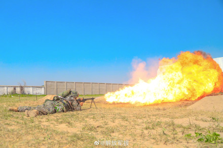 火力值拉满！直击防化兵昼夜实喷训练现场