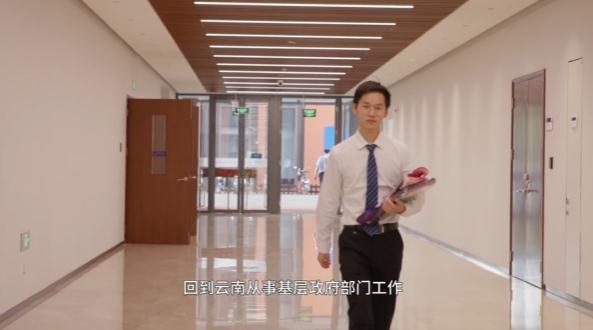 “搬砖”男孩为什么毕业回基层？大学经历公布，他说：愿做一枚炭火