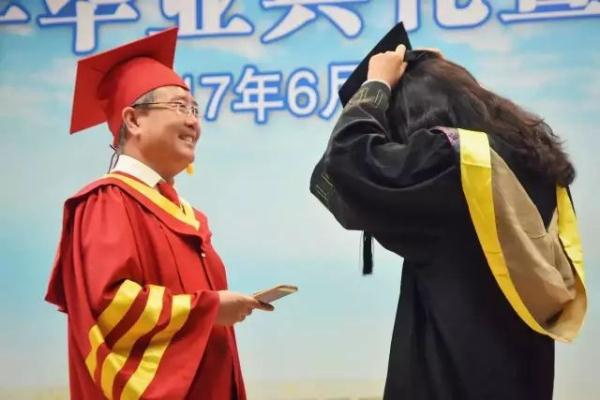 给每位毕业生拨穗！西北大学校长还和学生自拍数千次
