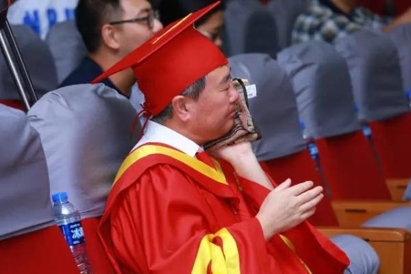 给每位毕业生拨穗！西北大学校长还和学生自拍数千次