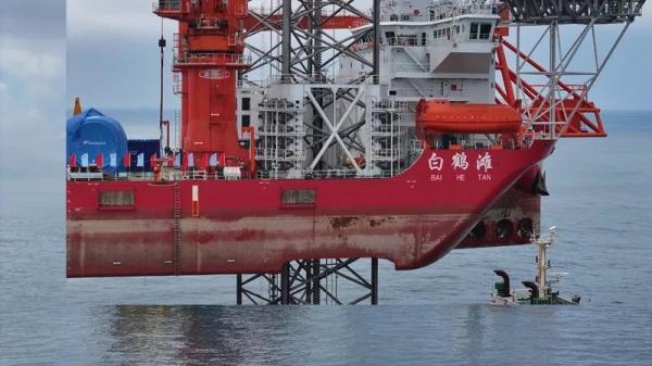 震撼！52层楼高的海上大风车成功吊装