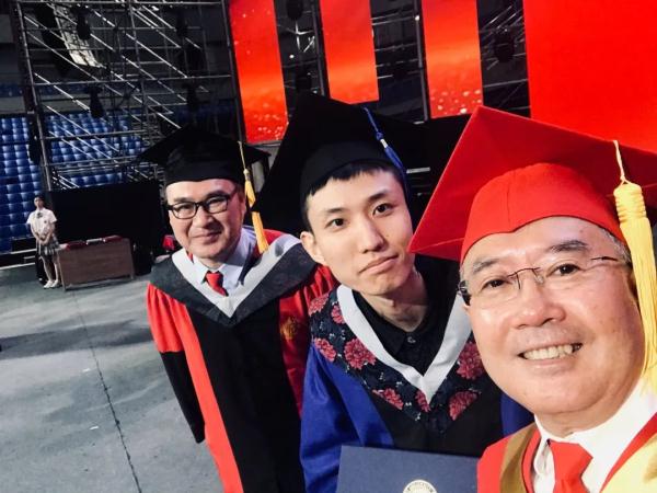 给每位毕业生拨穗！西北大学校长还和学生自拍数千次