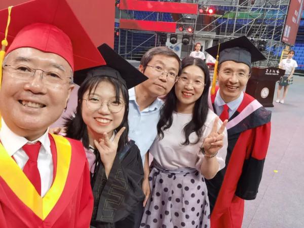 给每位毕业生拨穗!这位校长还和学生自拍数千次 给每位毕业生拨穗!这位校长还和学生自拍数千次