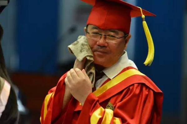 给每位毕业生拨穗！西北大学校长还和学生自拍数千次