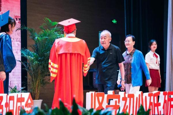 给每位毕业生拨穗!这位校长还和学生自拍数千次 给每位毕业生拨穗!这位校长还和学生自拍数千次